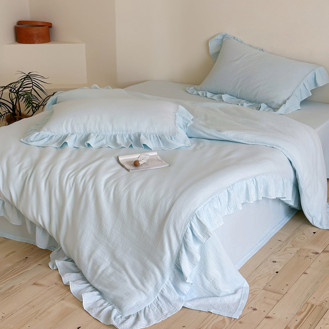 Bedding set with ruffles in lightweight cotton muslin quality