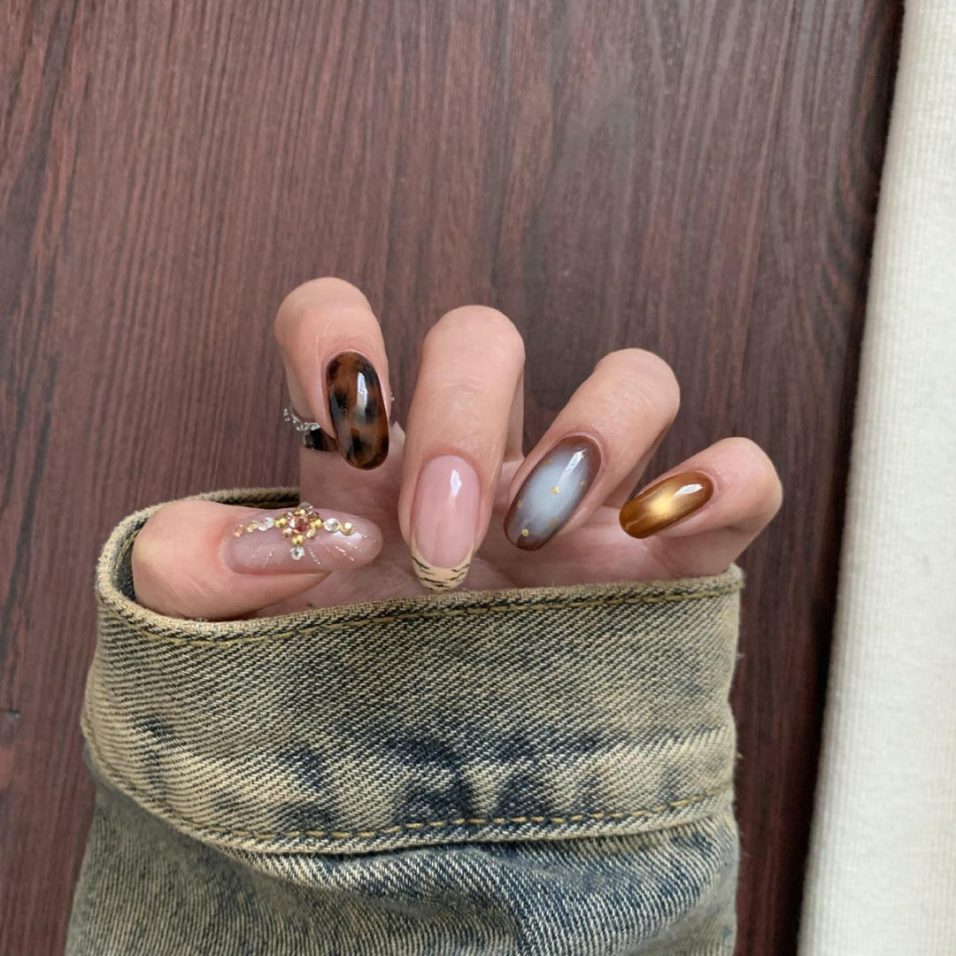 Artificial nail set with elegant patterns and glitter accents Stornfield