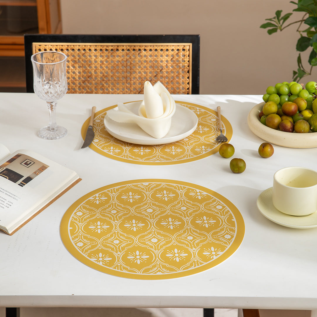 Round decorative rug with floral animal illustration and fine jacquard structure Stornfield