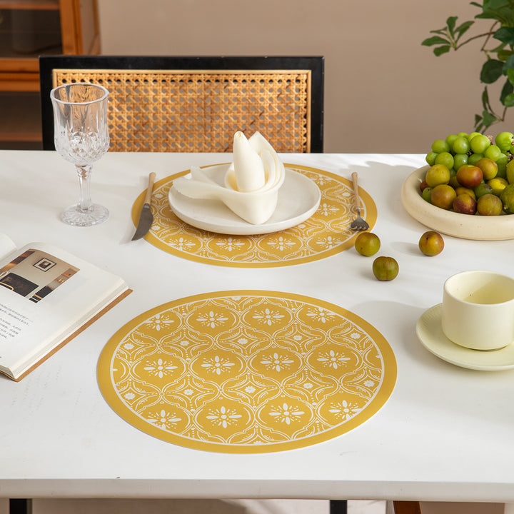 Round decorative rug with floral animal illustration and fine jacquard structure Stornfield