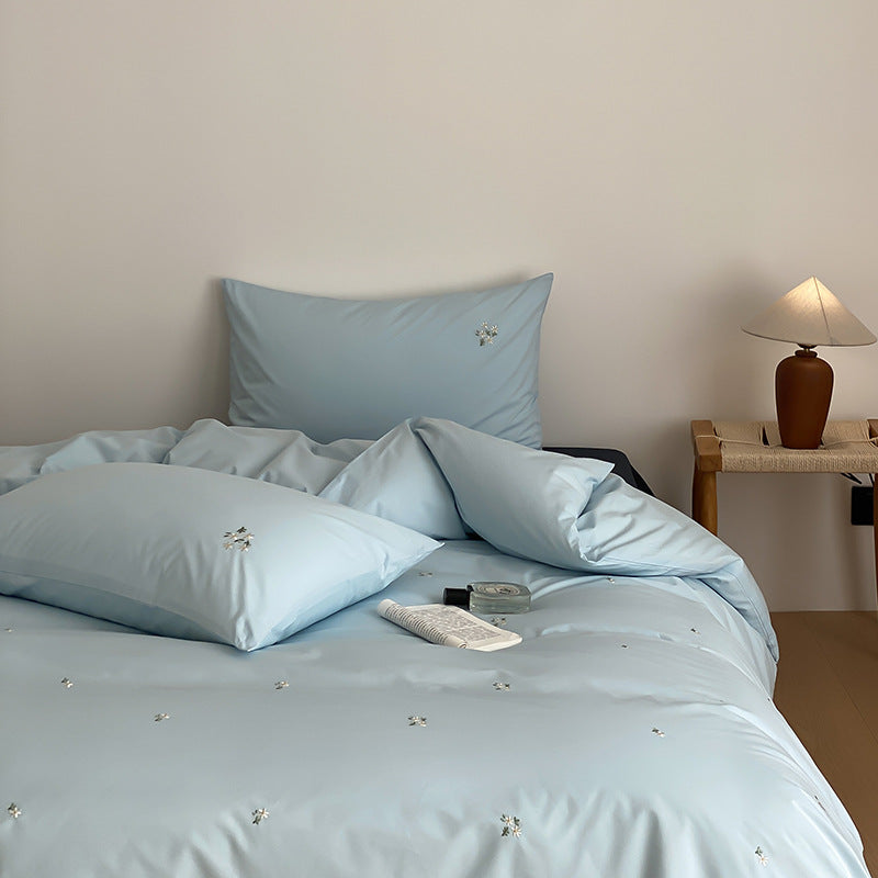 Cotton satin bedding set with delicate embroidered flower decoration and hotel-style closure