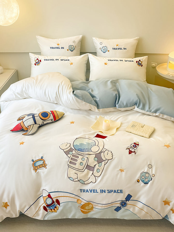 Children's bedding set made of soft cotton blend with embroidered astronaut and rocket motifs
