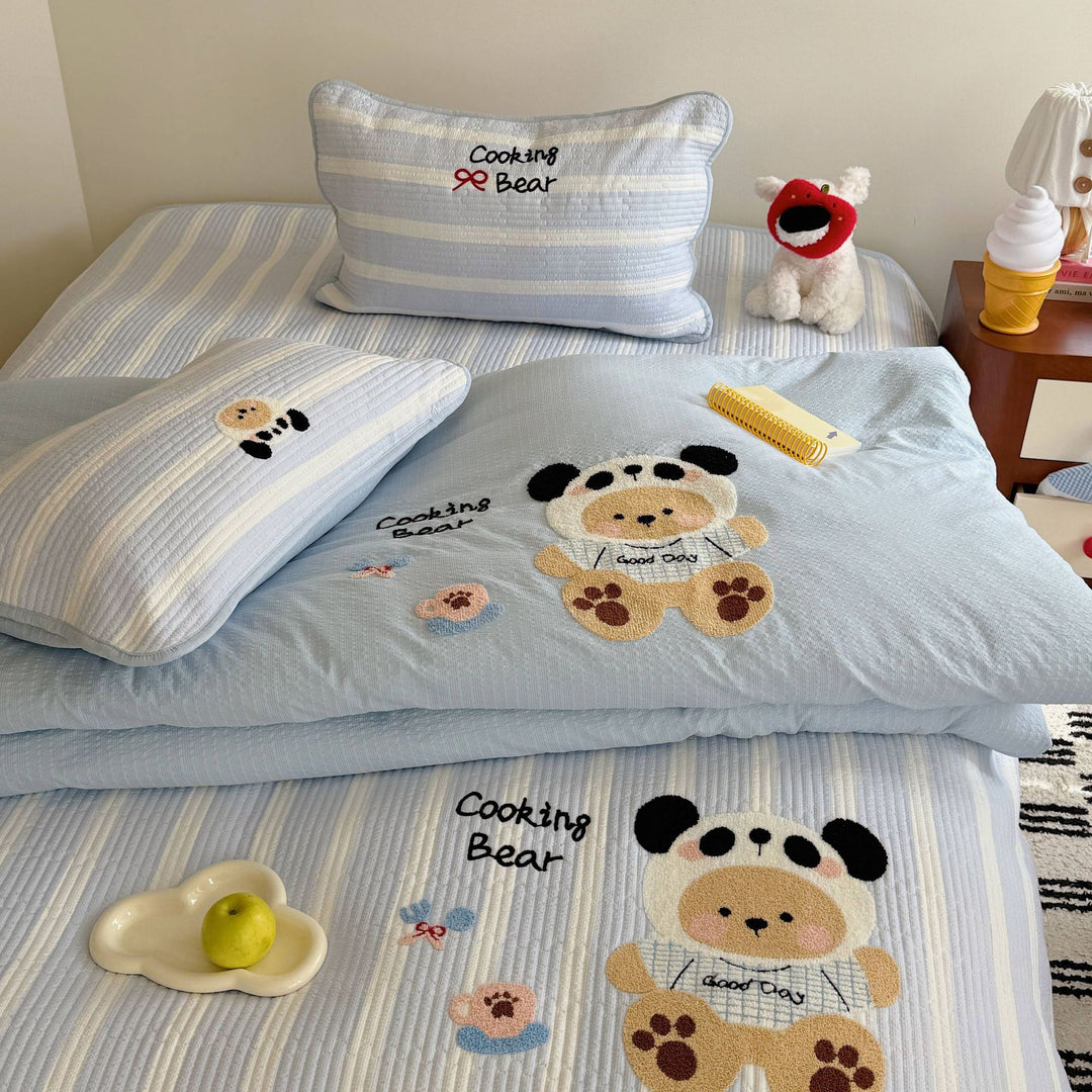 Children's Quilted Bedding Set with Appliqué Animal Motifs and Reversible Plaid Comforter