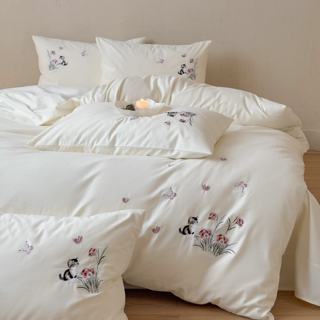 Bedding set with embroidered cat and flower motifs made of cotton satin