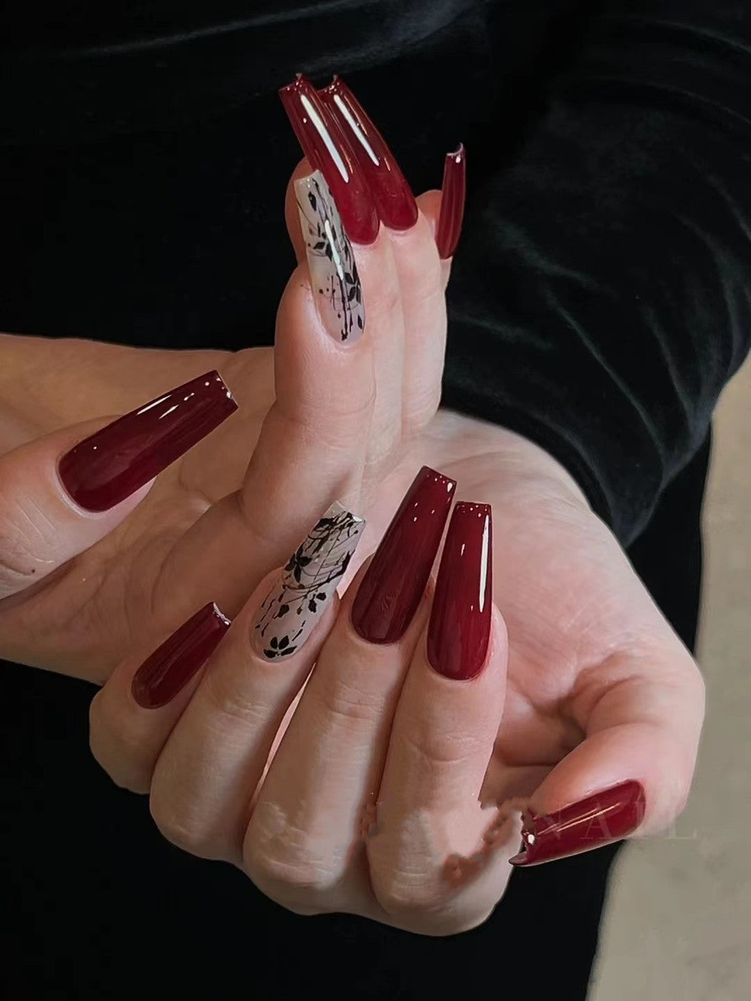 Artificial nails with elegant black and white patterns Stornfield