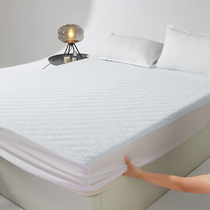 Non-slip tension mattress protector with climate-regulating jacquard surface