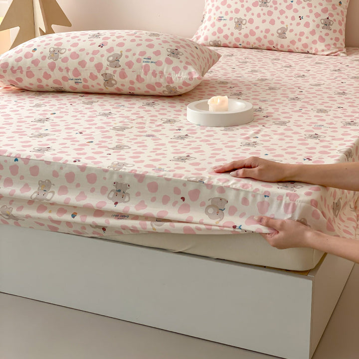 Children's fitted sheet with elastic all-around hem and cute dog print