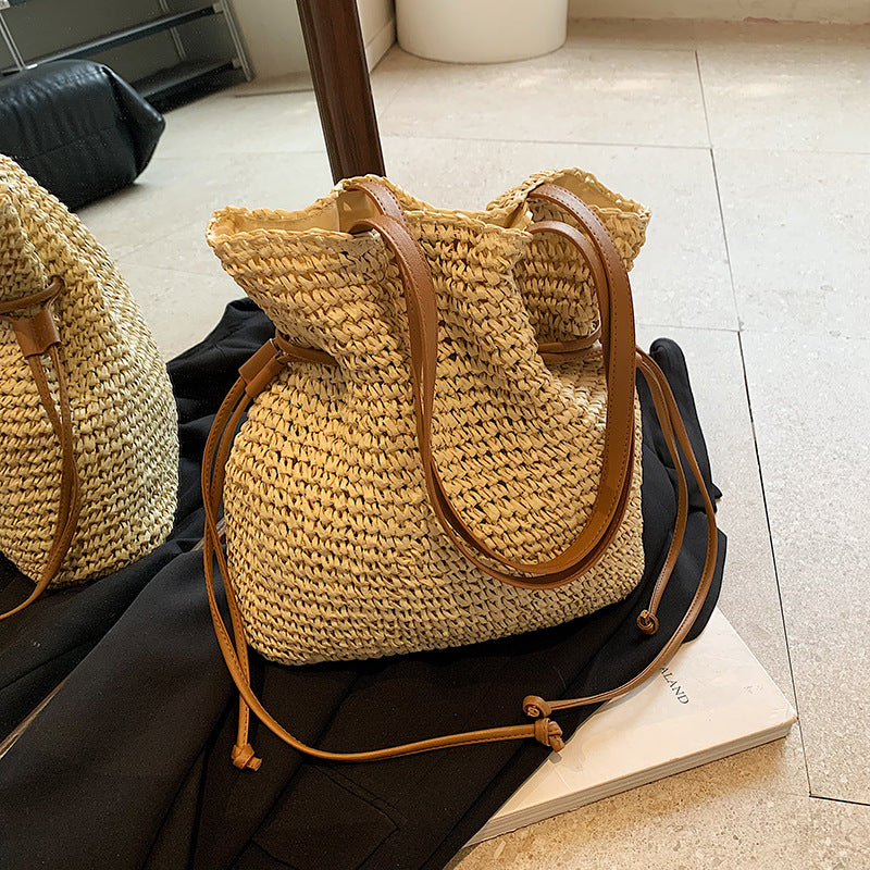 Casual straw bag with modern drawstring Stornfield