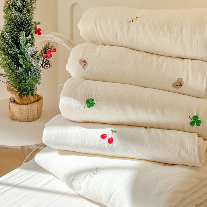 Women lightweight and breathable quilt with delicate floral patterns Stornfield