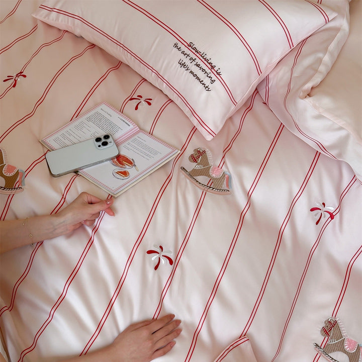 Children's bedding set with satin look, fine stripes and rocking horse appliqués