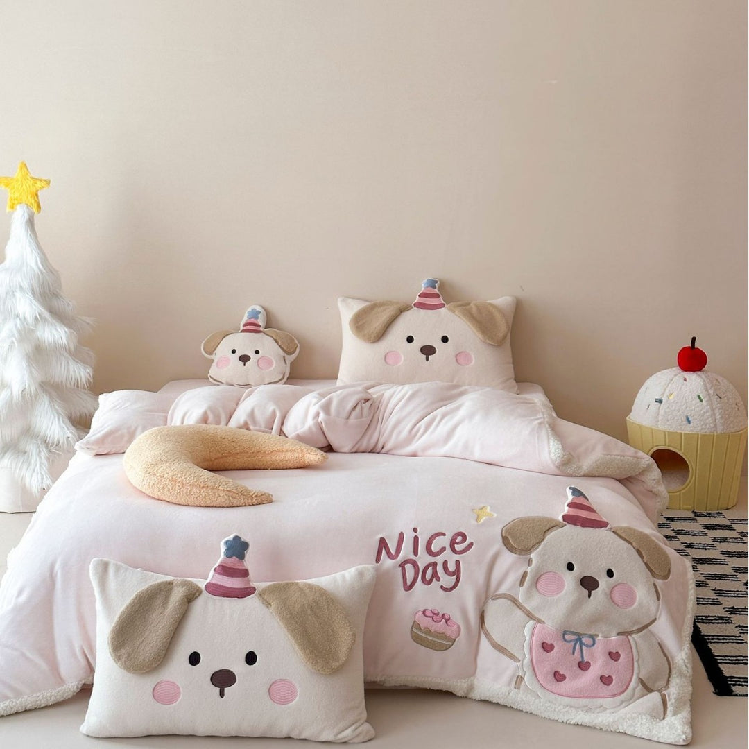 Child bedding set with embroidered bear motif, cozy quilt and plush pillow