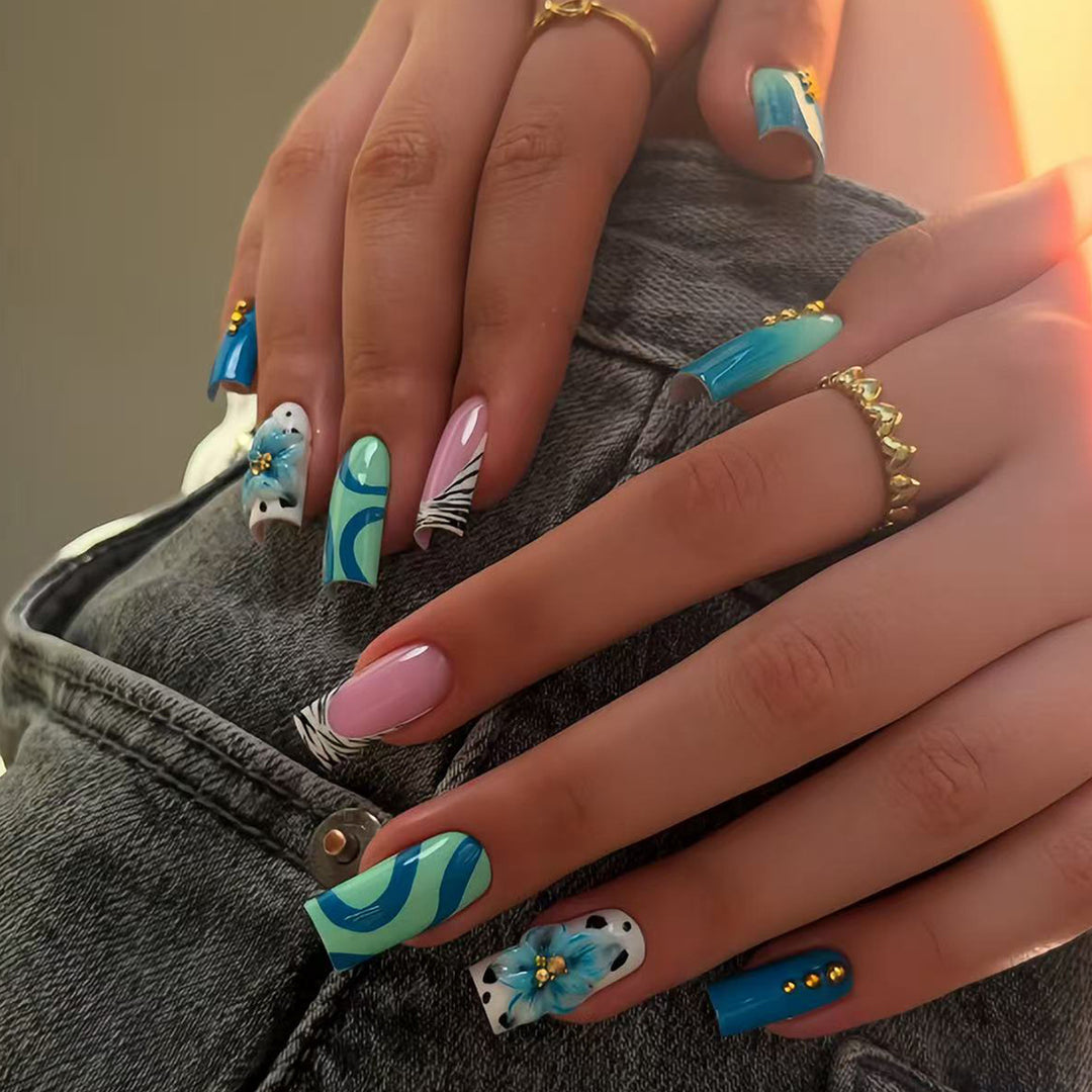 Artificial fingernails with handcrafted designs Stornfield
