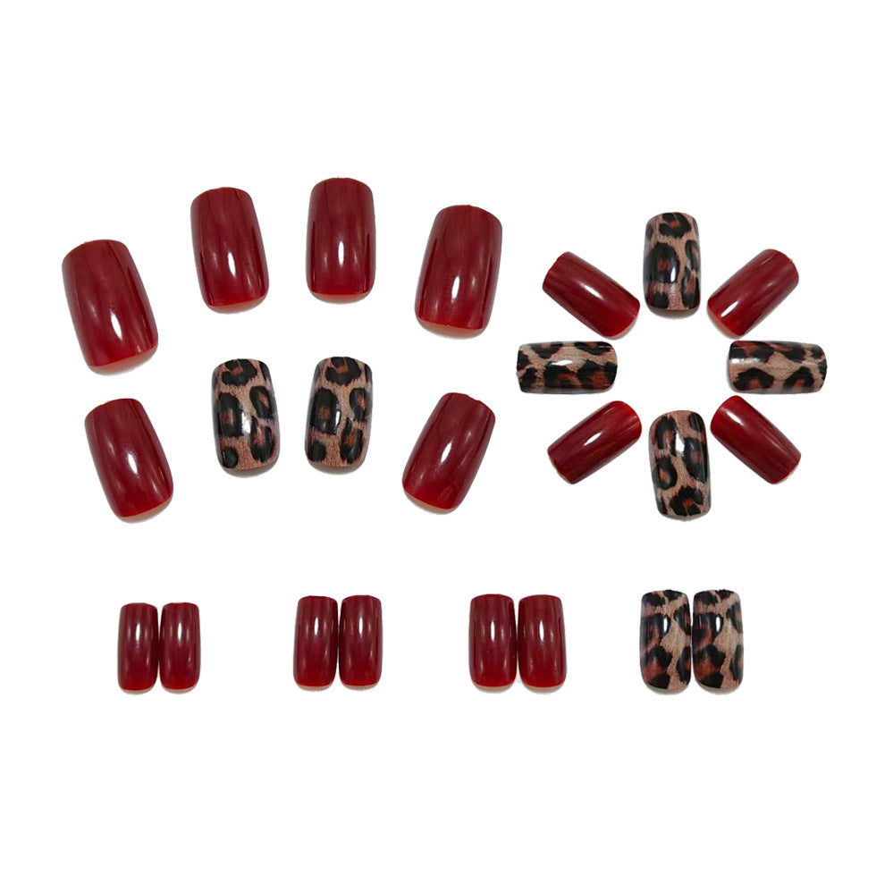 Artificial nails with modern leopard pattern Stornfield