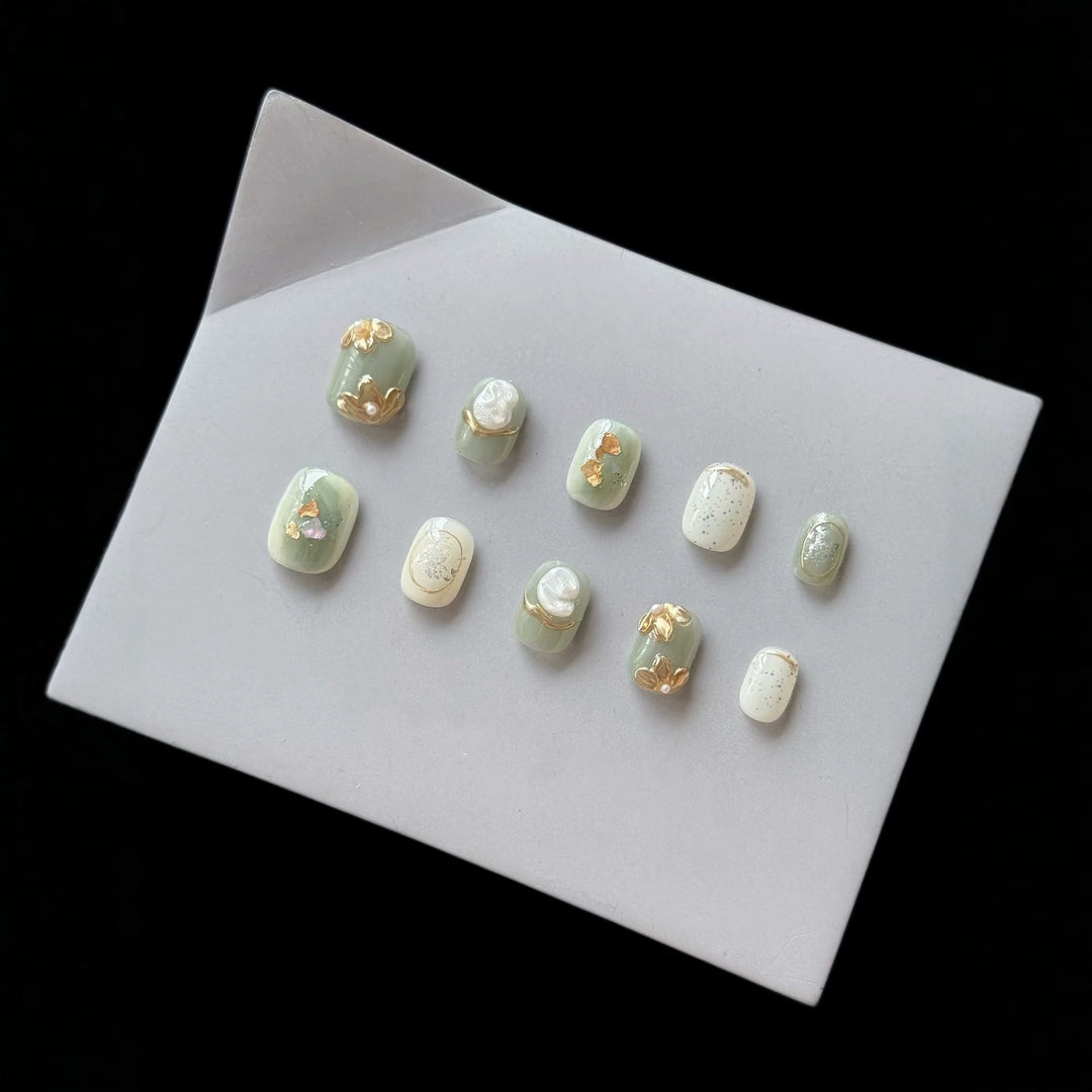 Decorative Press-On Nail Art Set with Elegant Gold Accents
