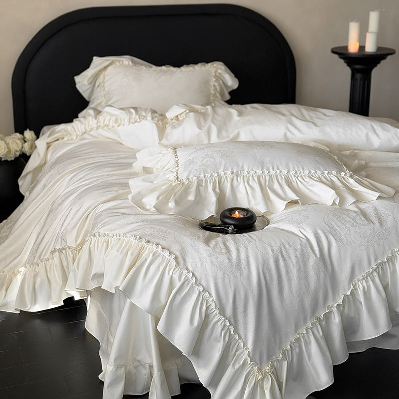 Jacquard-Satin bedding set with ruffled edge and decorative ruffle cushions