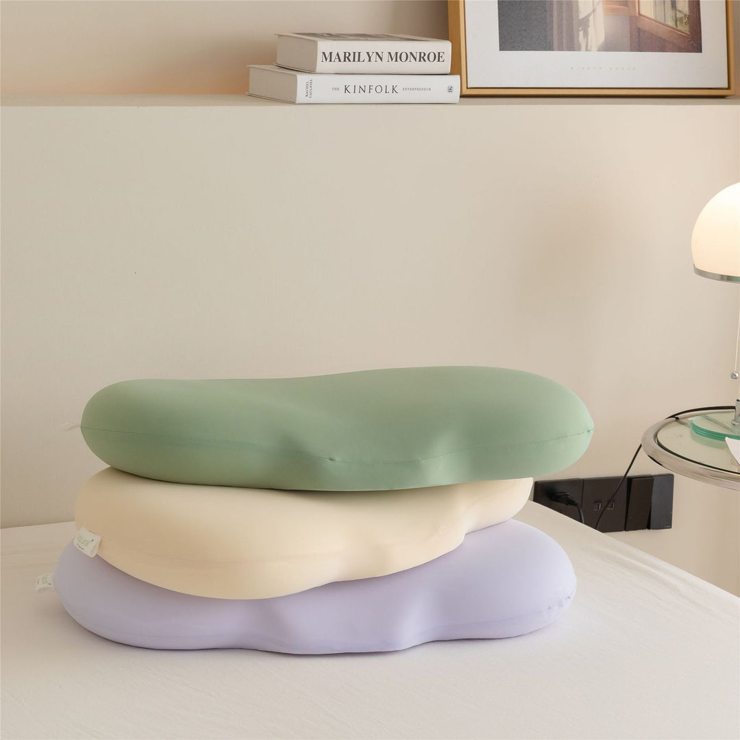 Ergonomic baby pillow against flat head with memory foam