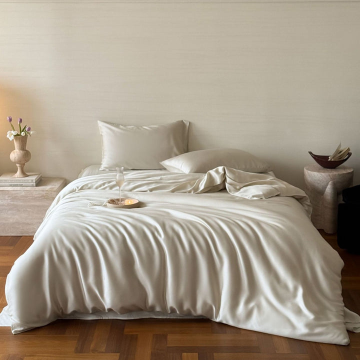 Luxurious satin bedding set with a silky-smooth surface, reversible function and hotel closure