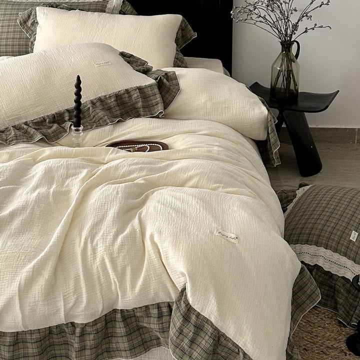 Bedding set made of cotton muslin with check frill and softly crinkled surface