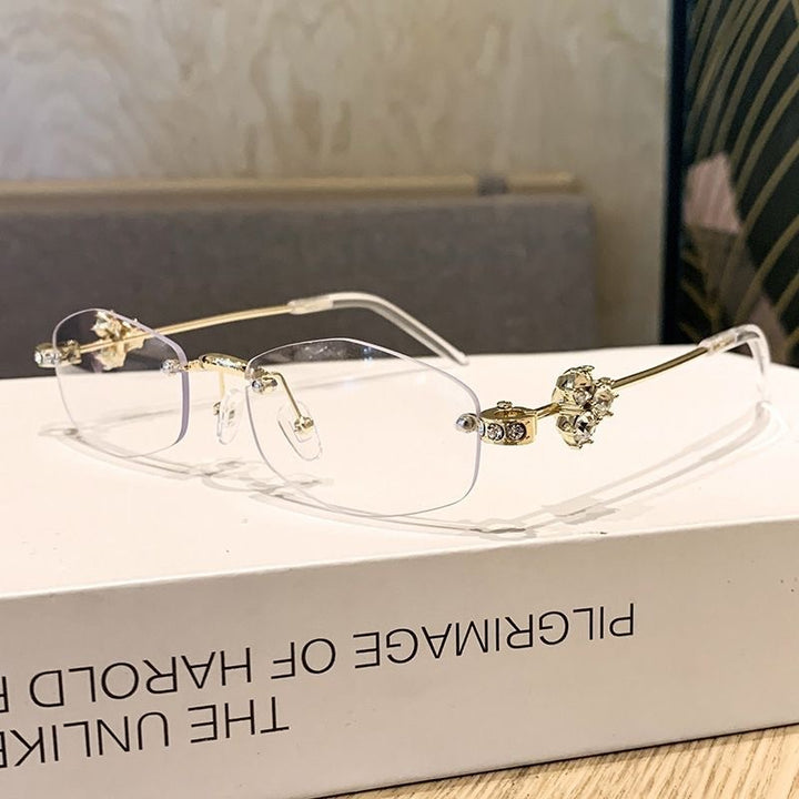 Fashionable sunglasses with luxurious golden accents Stornfield