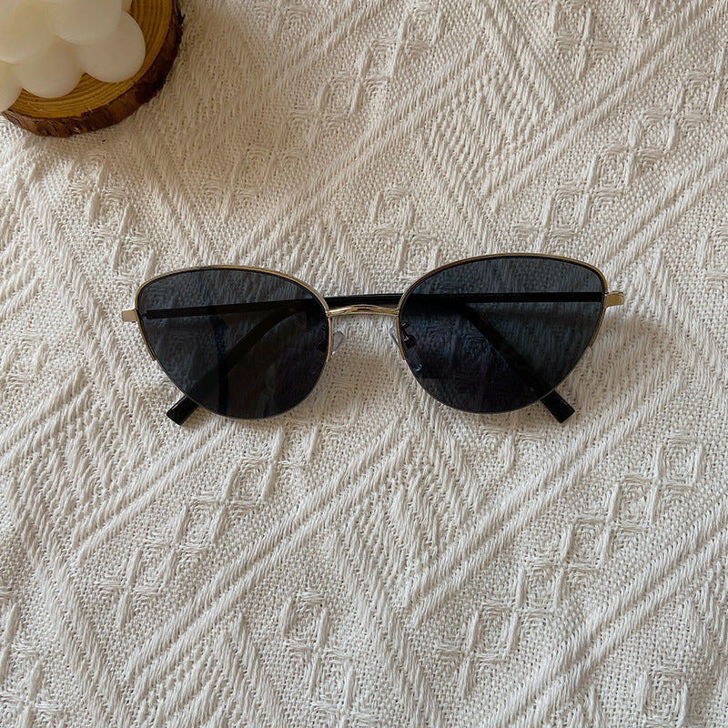 Fashionable Cat-Eye Sunglasses with Fine Metal Frame Stornfield