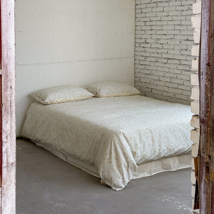 Bedding set made of cotton satin with reversible cover, fine floral allover and silky touch