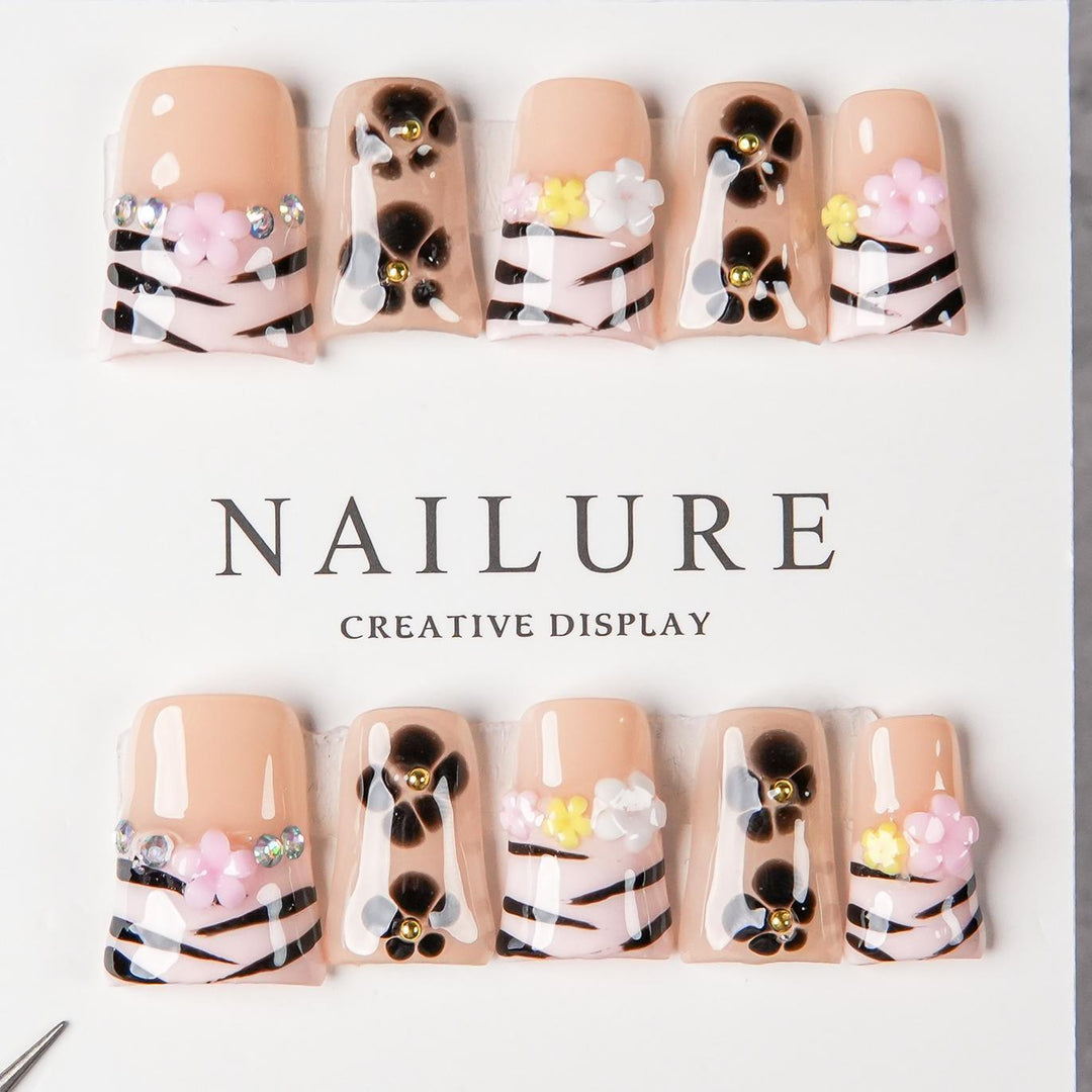 Artistic Decorative Press-On Nail Set