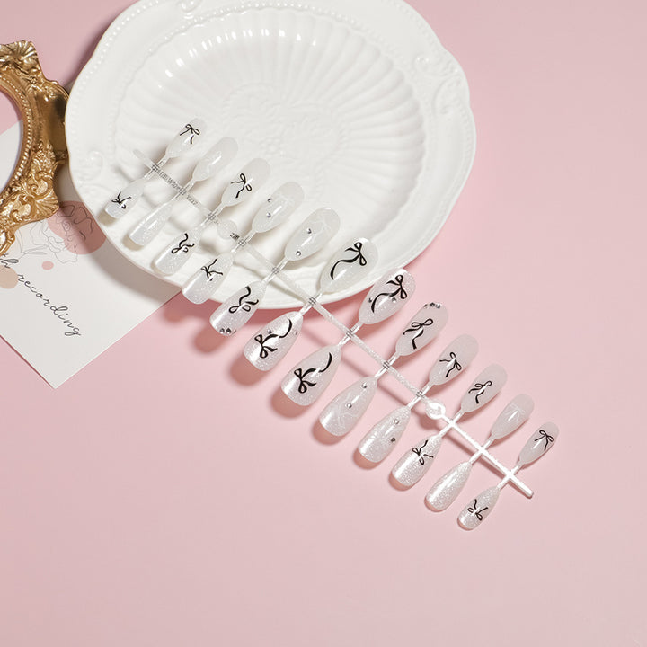 Elegant Floral Accent Press-On Nail Set Stornfield