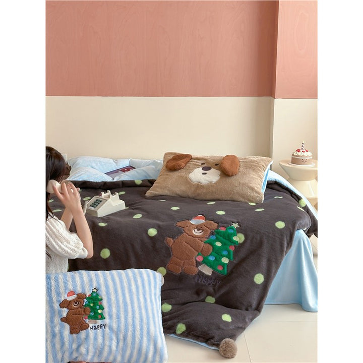 Plush bedspread with embroidered bear motif and pom-pom edge