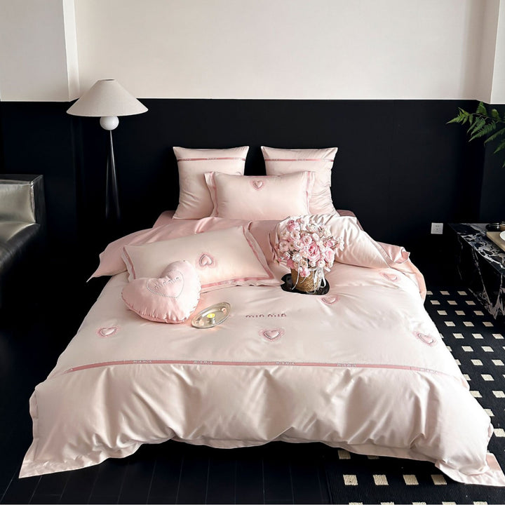 Luxurious cotton satin bedding set with heart applique and decorative piping