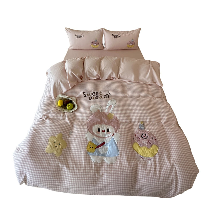 Children's duvet cover set with quilted gingham and cute appliqués