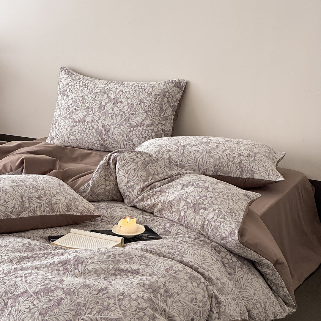 Reversible bedding set made of cotton blend with fine floral jacquard and contrasting solid reverse