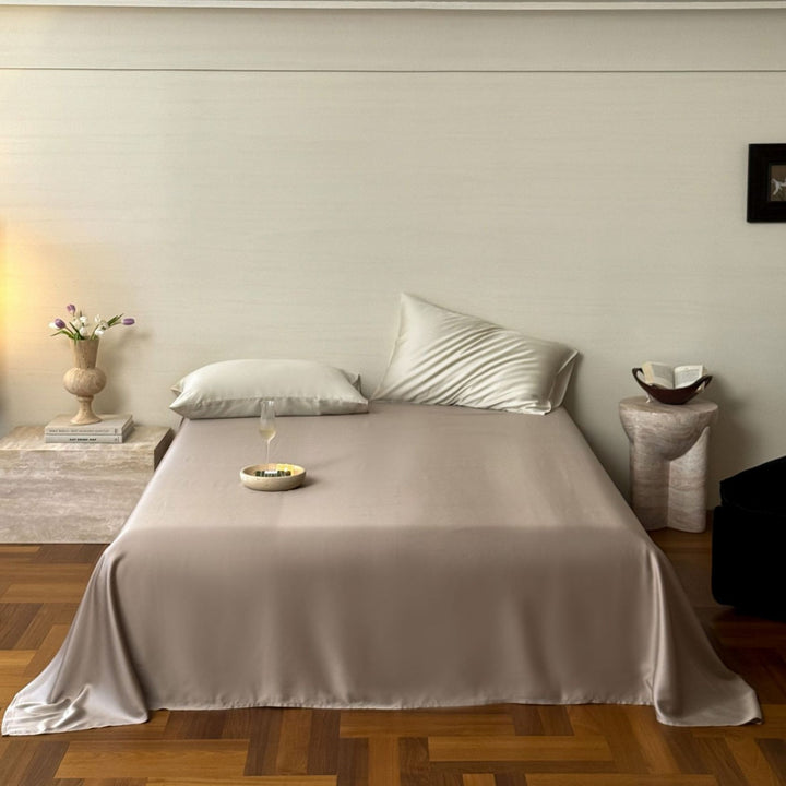 Luxurious satin bedding set with a silky-smooth surface, reversible function and hotel closure
