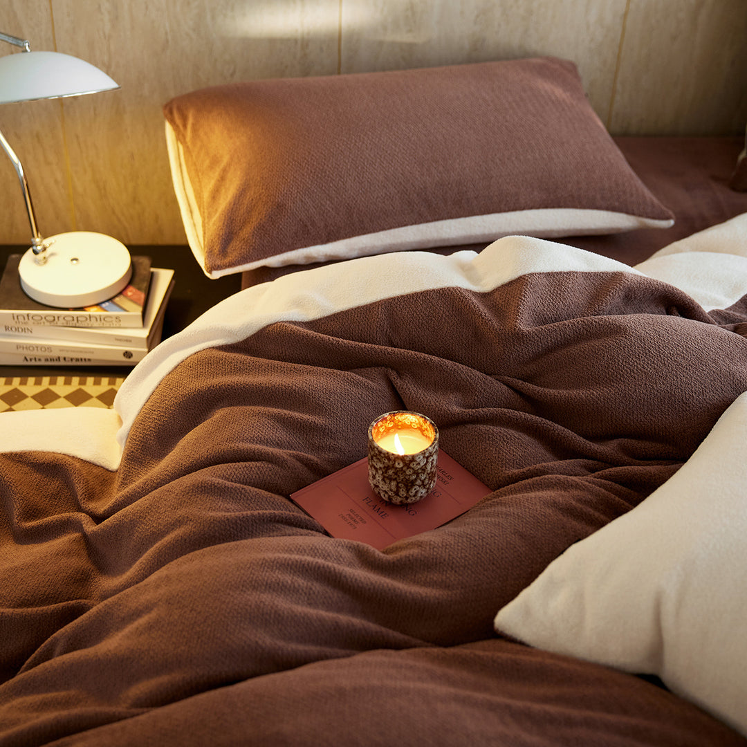 Reversible bedding and throw set made of fine cotton knit with contrast edge