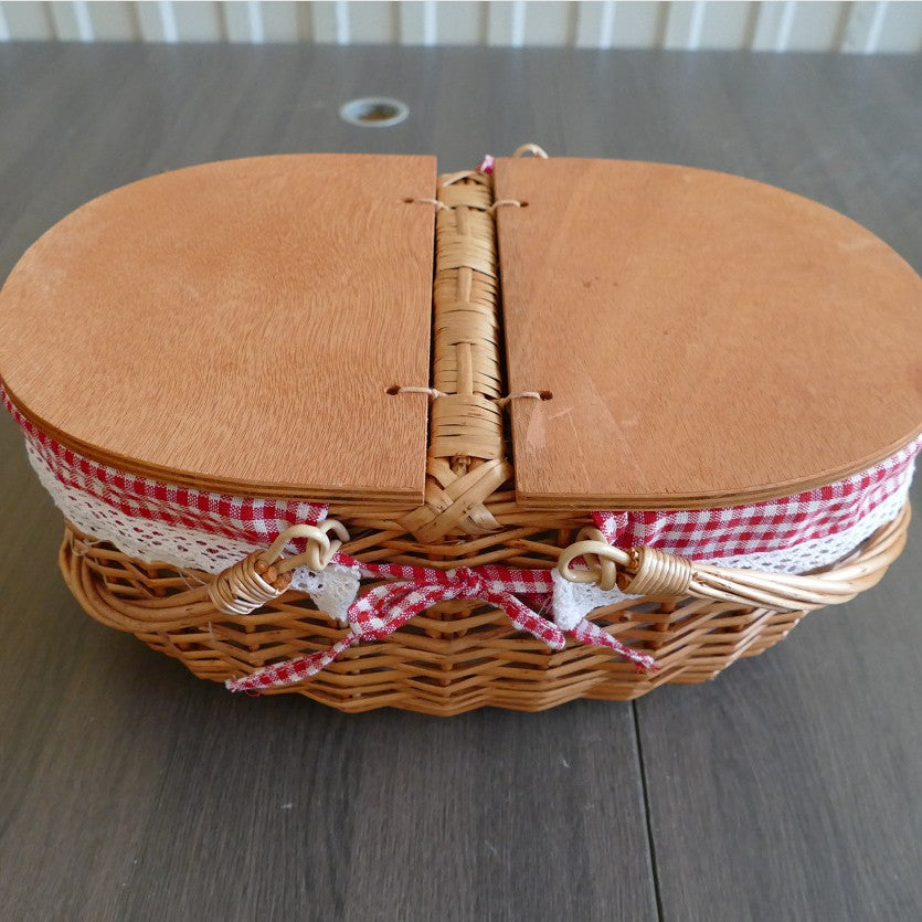 Women's picnic basket with practical wooden lid and stylish inner lining Stornfield