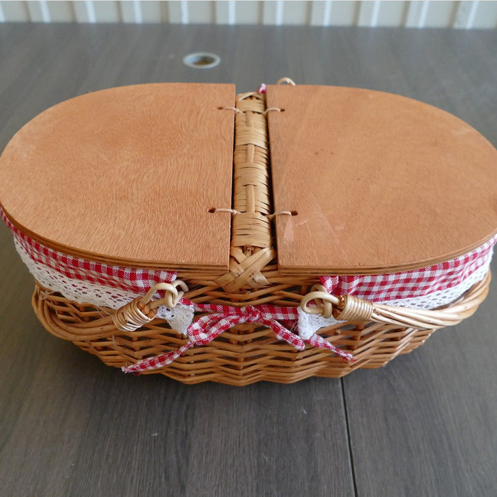 Women's picnic basket with practical wooden lid and stylish inner lining Stornfield