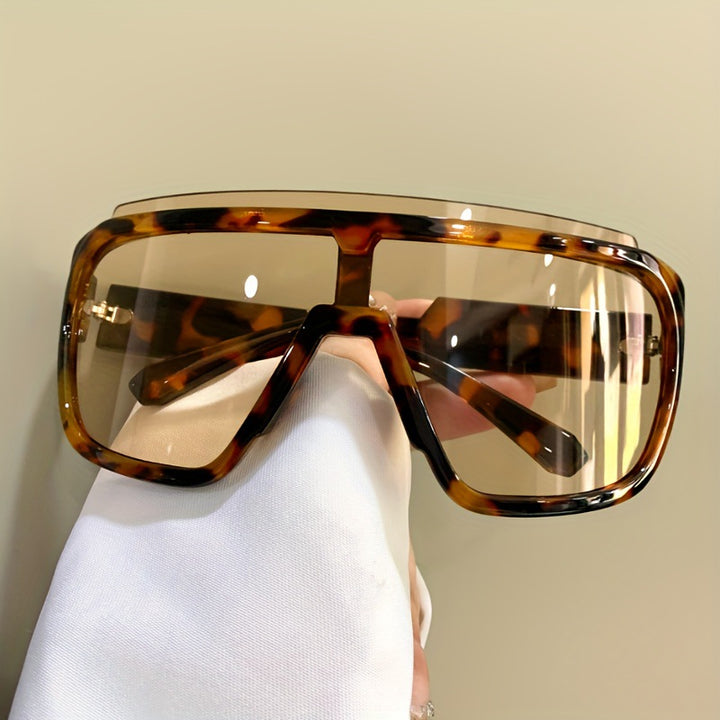 Women's sporty sunglasses with futuristic design and wide front Stornfield