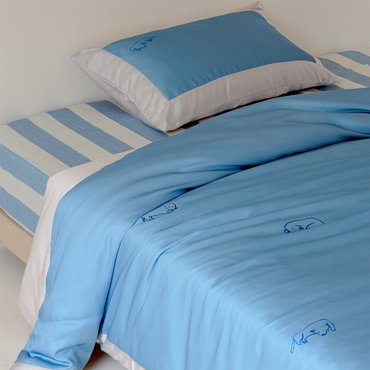Luxurious duvet cover set made of cotton satin with embroidered dog motif and decorative pillow trim
