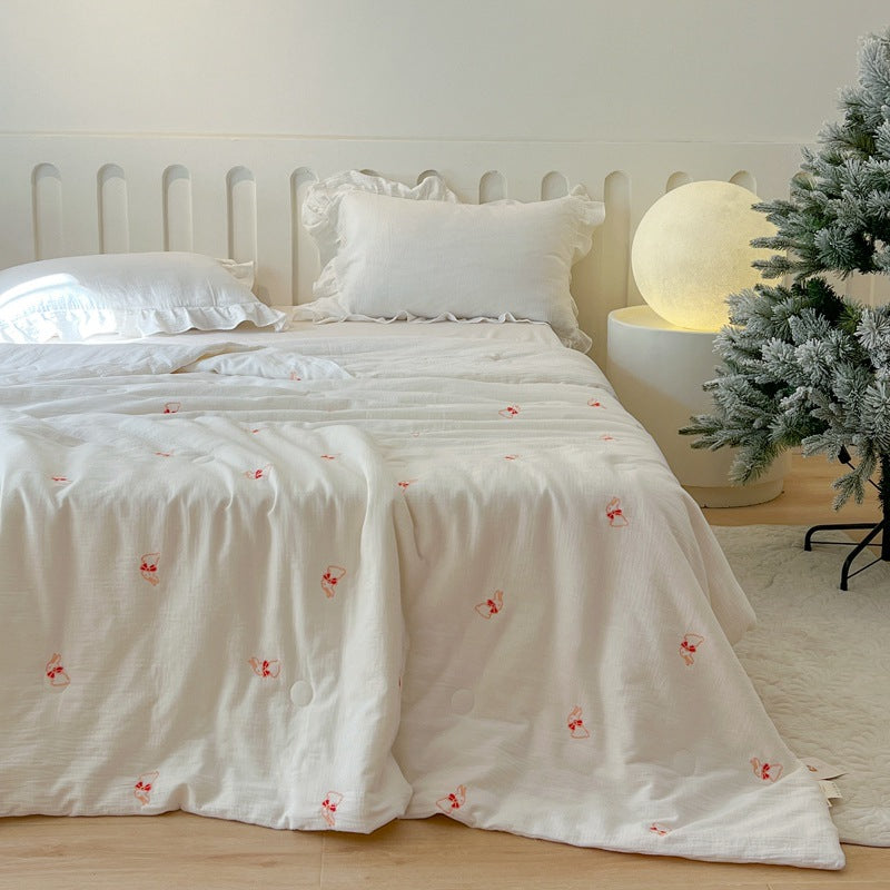 Women lightweight and breathable quilt with delicate floral patterns Stornfield