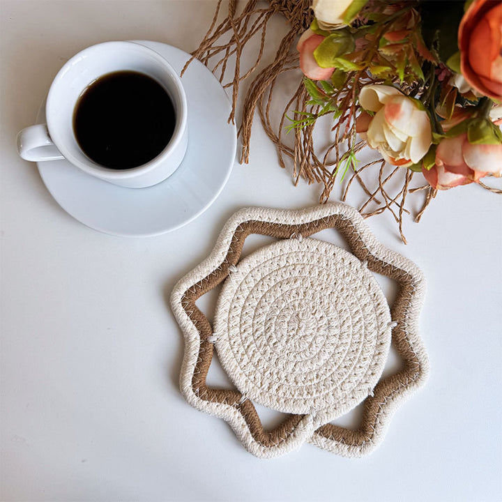 Braided cotton placemat with wavy edge and decorative contrast border