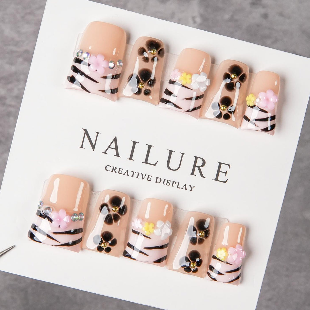 Artistic Decorative Press-On Nail Set
