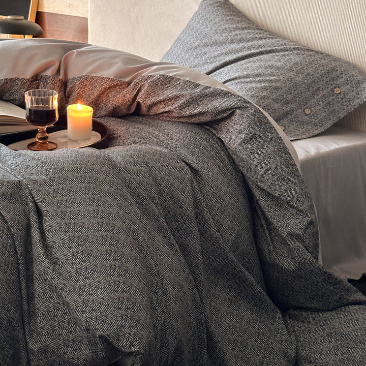 Houndstooth bedding set with reversible duvet cover and fine cotton blend