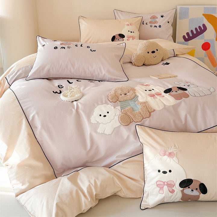 Child bedding set with appliquéd plush figures and contrasting piping made of satin cotton
