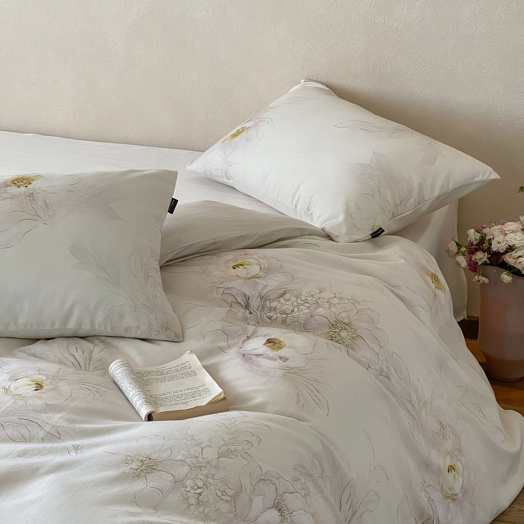 Luxurious cotton satin duvet cover set with floral vintage pattern and pillowcases