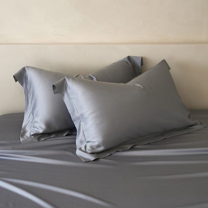 Satin pillowcase set made of combed cotton satin with a silky sheen and fine piping