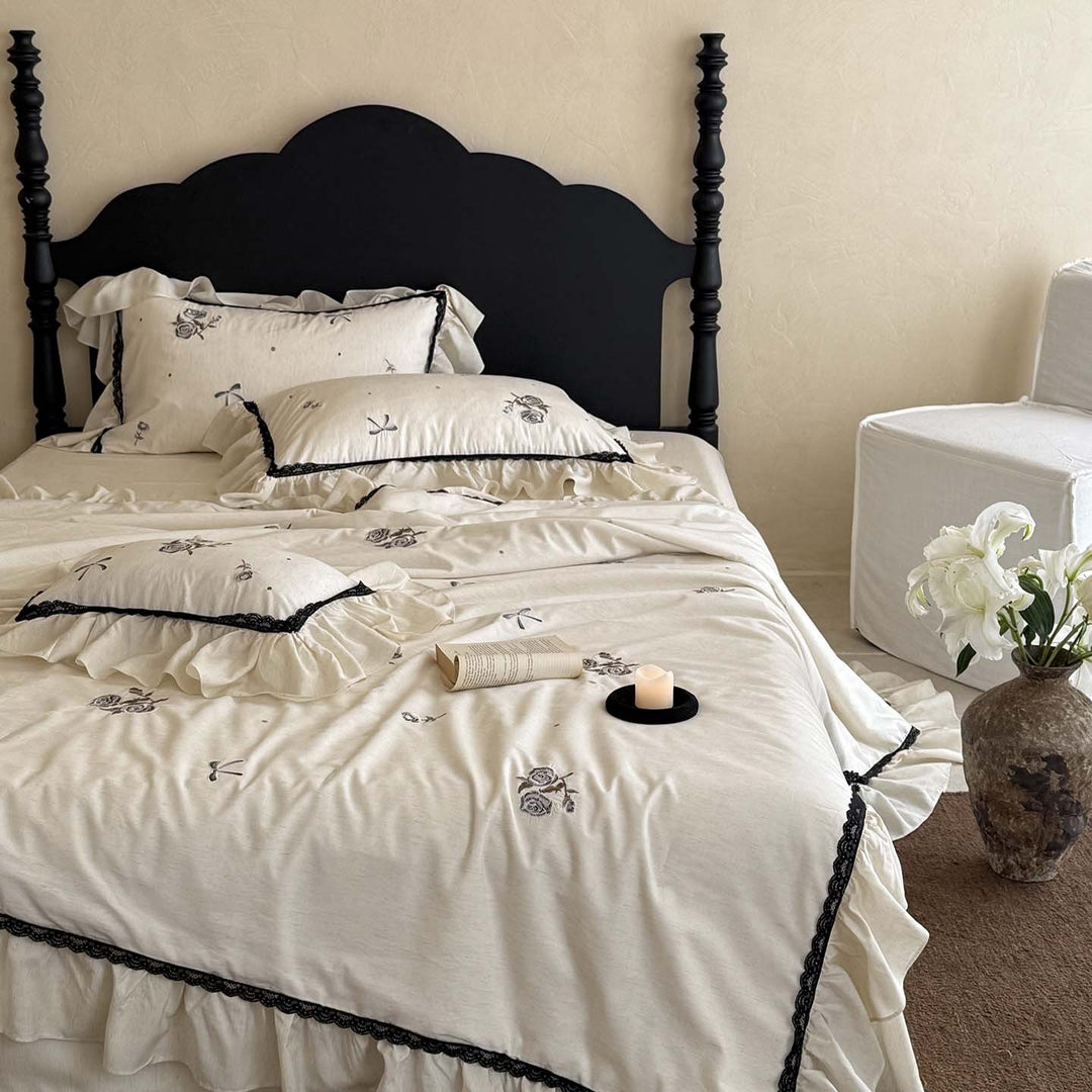 Bedding set linen look with rose embroidery, ruffle and contrasting lace trim