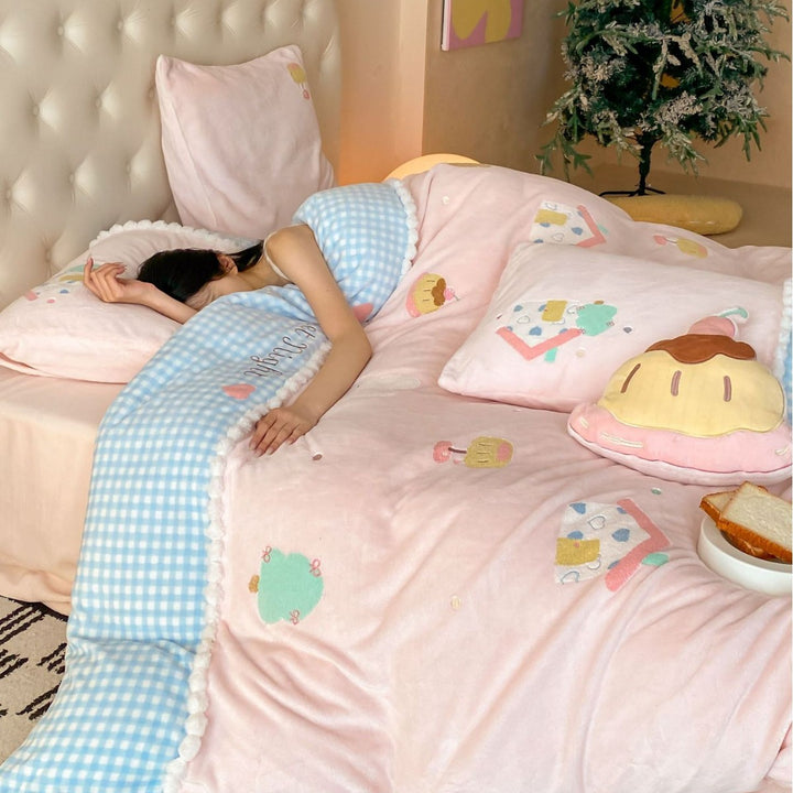 Children's bedding set made of cotton muslin with cute embroidered appliqués, pompom border and reversible function
