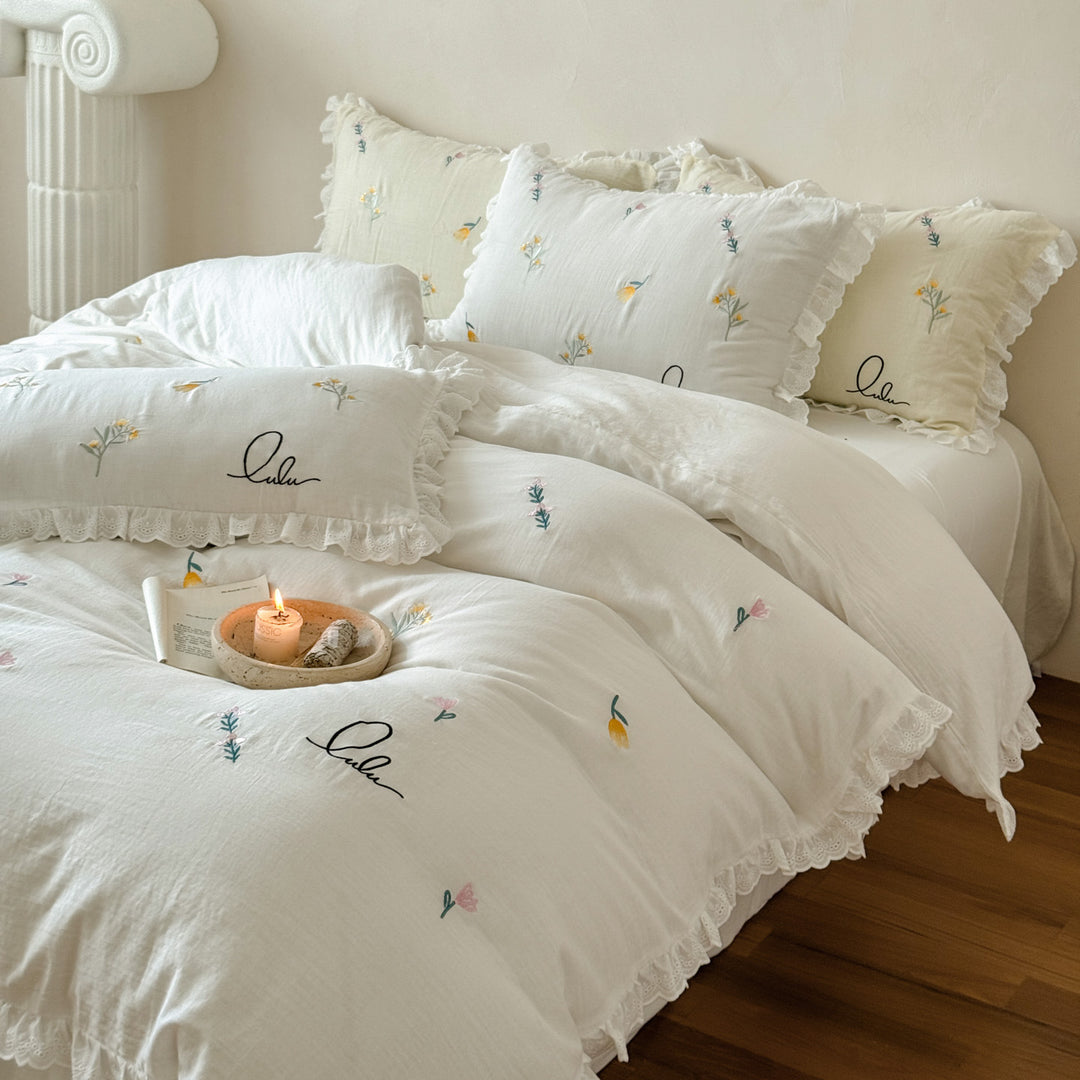 Bedding set made of washed linen-cotton blend with lace ruffle and delicate floral embroidery