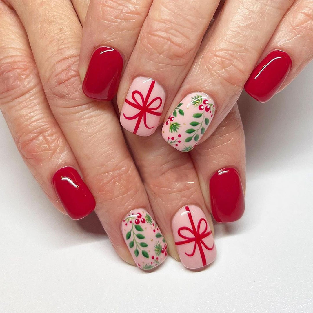 Holiday-Themed Press-On Nail Art Stornfield
