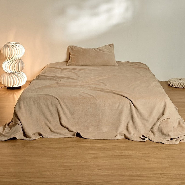 Fitted sheet with deep pocket and microfiber velvet