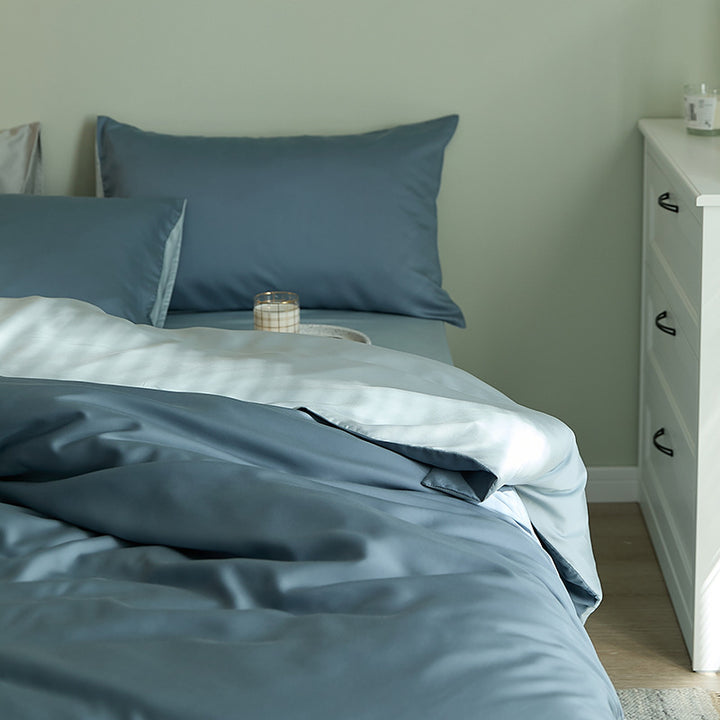 Fine-structured satin bedding set with temperature-regulating fiber and concealed zipper